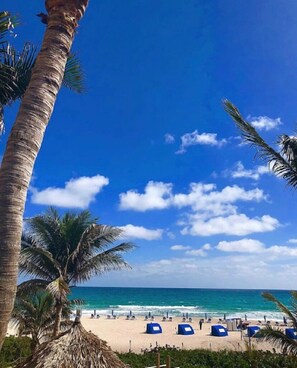 Aan het strand, ligstoelen aan het strand, strandlakens