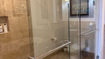 Baignoire, sĂšche-cheveux, serviettes fournies, savon