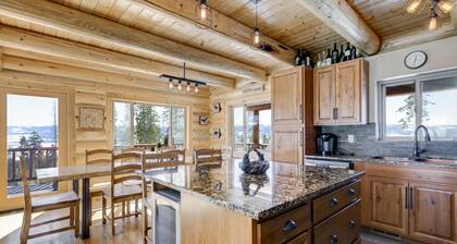 Ylhäällä vuoren hirsitalossa, jossa on BREATHTAKING VIEWS