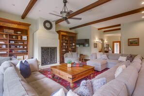 Älytelevisio, takka, pöytäjalkapallopöytä, pöytätennispöytä