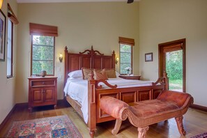 11 makuuhuonetta, työpöytä, silitysrauta/-lauta, vauvan matkasänky