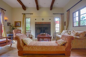 Älytelevisio, takka, pöytäjalkapallopöytä, pöytätennispöytä