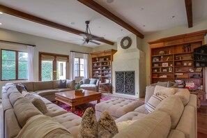 Smart TV, chimenea, futbolito, mesa de ping pong