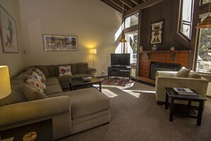 TV connectée, cheminée, livres