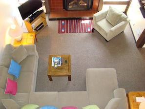 TV connectée, cheminée, livres
