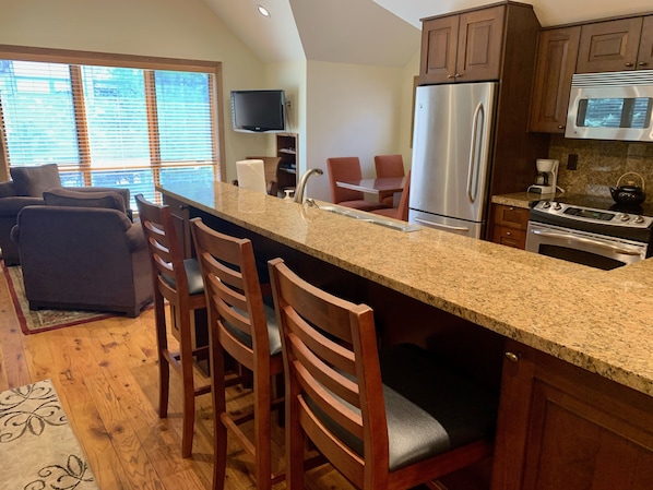 Frigorifero, microonde, forno, piano cottura