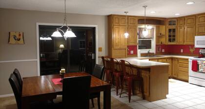 Book NOW for Fall and Ski Season! Pet/Multi-Fam Friendly! Central Location!