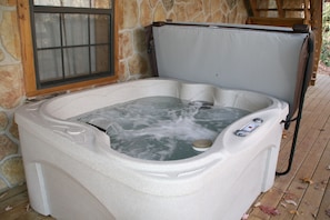 Outdoor spa tub - Spring has Sprung! Cozy up by the fireplace in this Cabin in the Heart of Nature (Sevierville)