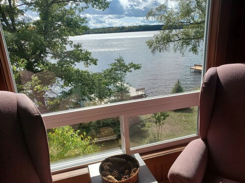 Lakefront Large Lodge in quiet bay~ Pontoon Rental Available 