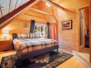 4 bedrooms, desk, iron/ironing board, travel crib