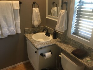 Ensemble douche/baignoire, sèche-cheveux, serviettes fournies, savon