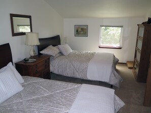 4 bedrooms, desk, iron/ironing board, free WiFi - The Dorothy Lou Family Home; short walk to beach, ocean view (Cannon Beach)
