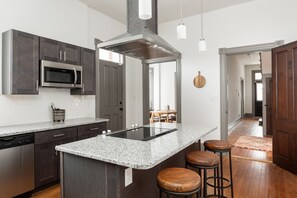 Fridge, microwave, oven, stovetop - Southern mansion: Eating/Drinking Nearby (Richmond)