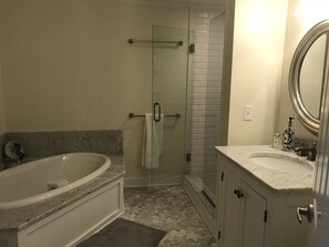 Ensemble douche/baignoire, baignoire Ă jets, sĂšche-cheveux