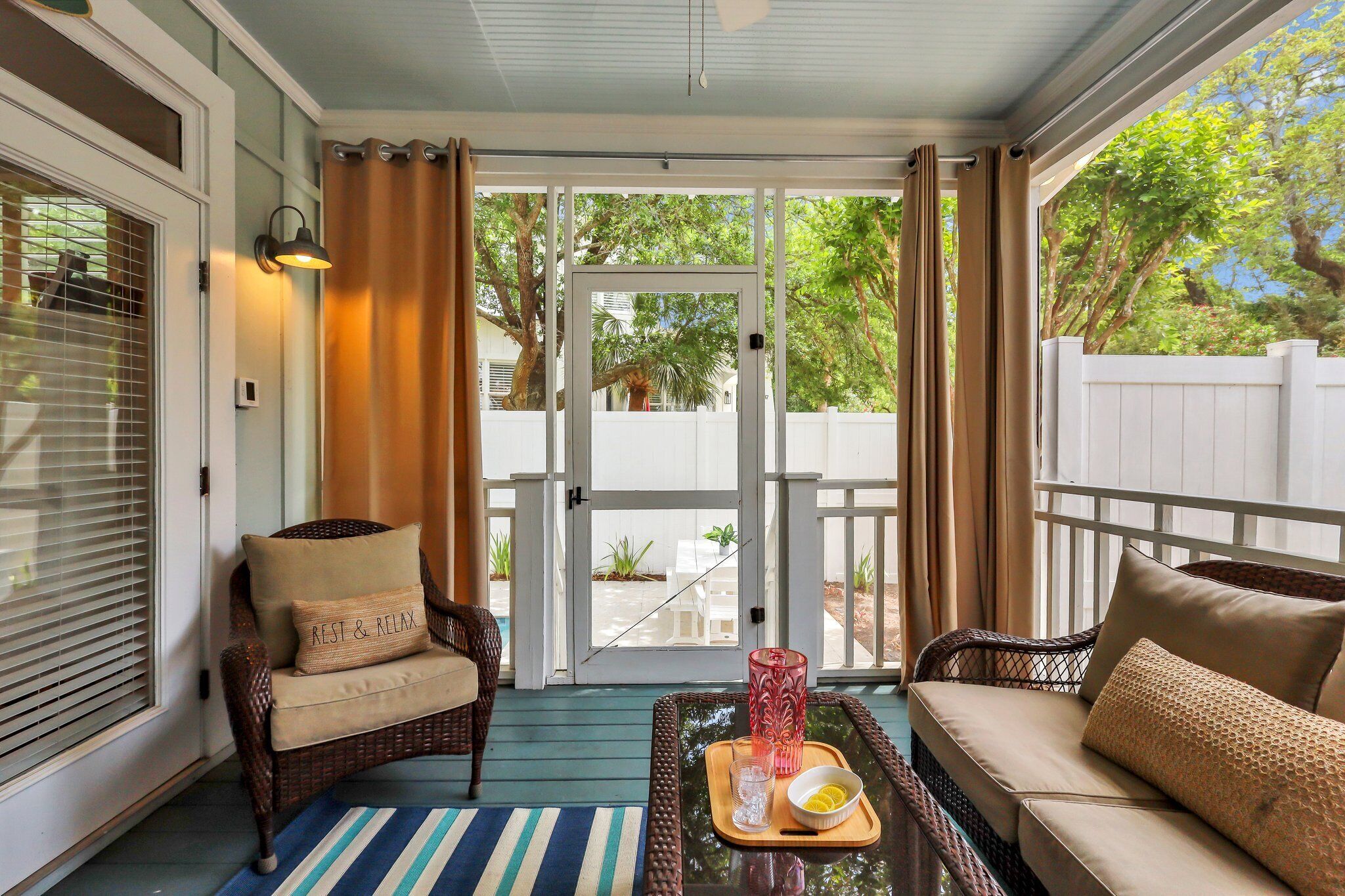 Télévision, cheminée, table de tennis de table