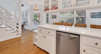 NEWLY RENOVATED!! Immaculate Beach Cottage, Walk to Beaches, Restaurants, Shopping!