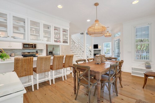 NEWLY RENOVATED!! Immaculate Beach Cottage, Walk to Beaches, Restaurants, Shopping!