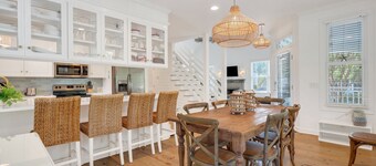NEWLY RENOVATED!! Immaculate Beach Cottage, Walk to Beaches, Restaurants, Shopping!