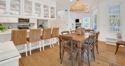 NEWLY RENOVATED!! Immaculate Beach Cottage, Walk to Beaches, Restaurants, Shopping!