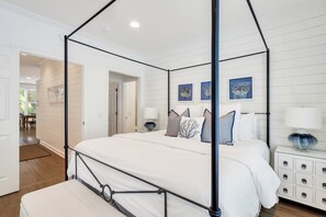 3 bedrooms, iron/ironing board, free WiFi, bed sheets - NEWLY RENOVATED!! Immaculate Beach Cottage, Walk to Beaches, Restaurants, Shopping! (St. Simons Island)