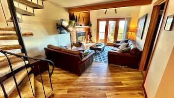 Smart-tv, pejs, dvd-afspiller, bordtennisbord