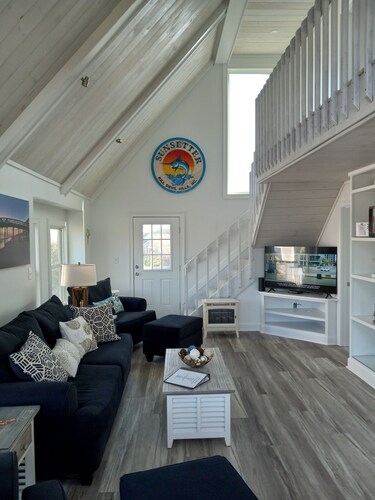 The Sunsetter Beach House! Pool & Home Theater! Nice People Only!