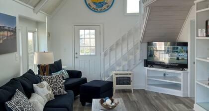 The Sunsetter Beach House! Pool & Home Theater! Nice People Only!