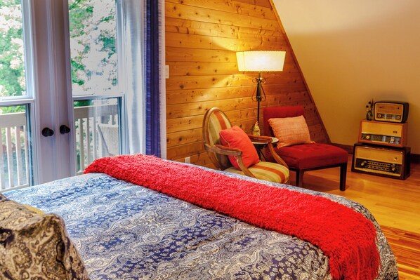 1 bedroom, iron/ironing board, WiFi, bed sheets - Runaway Rooster B&B - The Roost (Prince Edward)