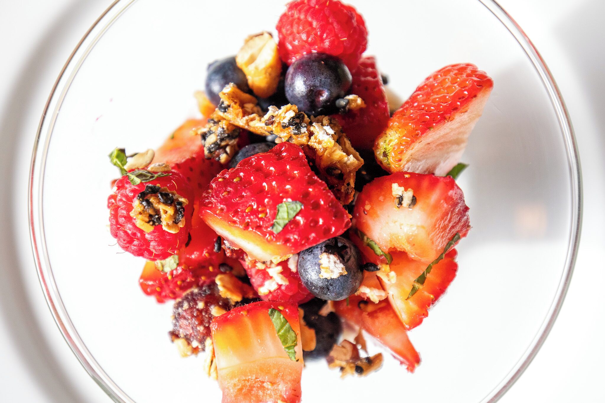 Un bol de fruits rouges variés et de granola.