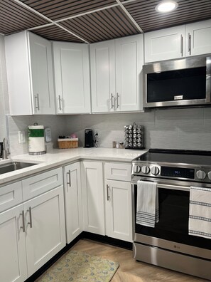 Frigorífico, microondas, horno y placa de cocina