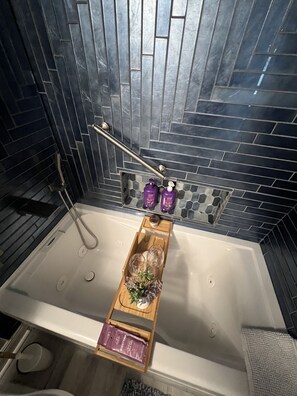Duschwanne, Whirlpool, Haartrockner, Bidet