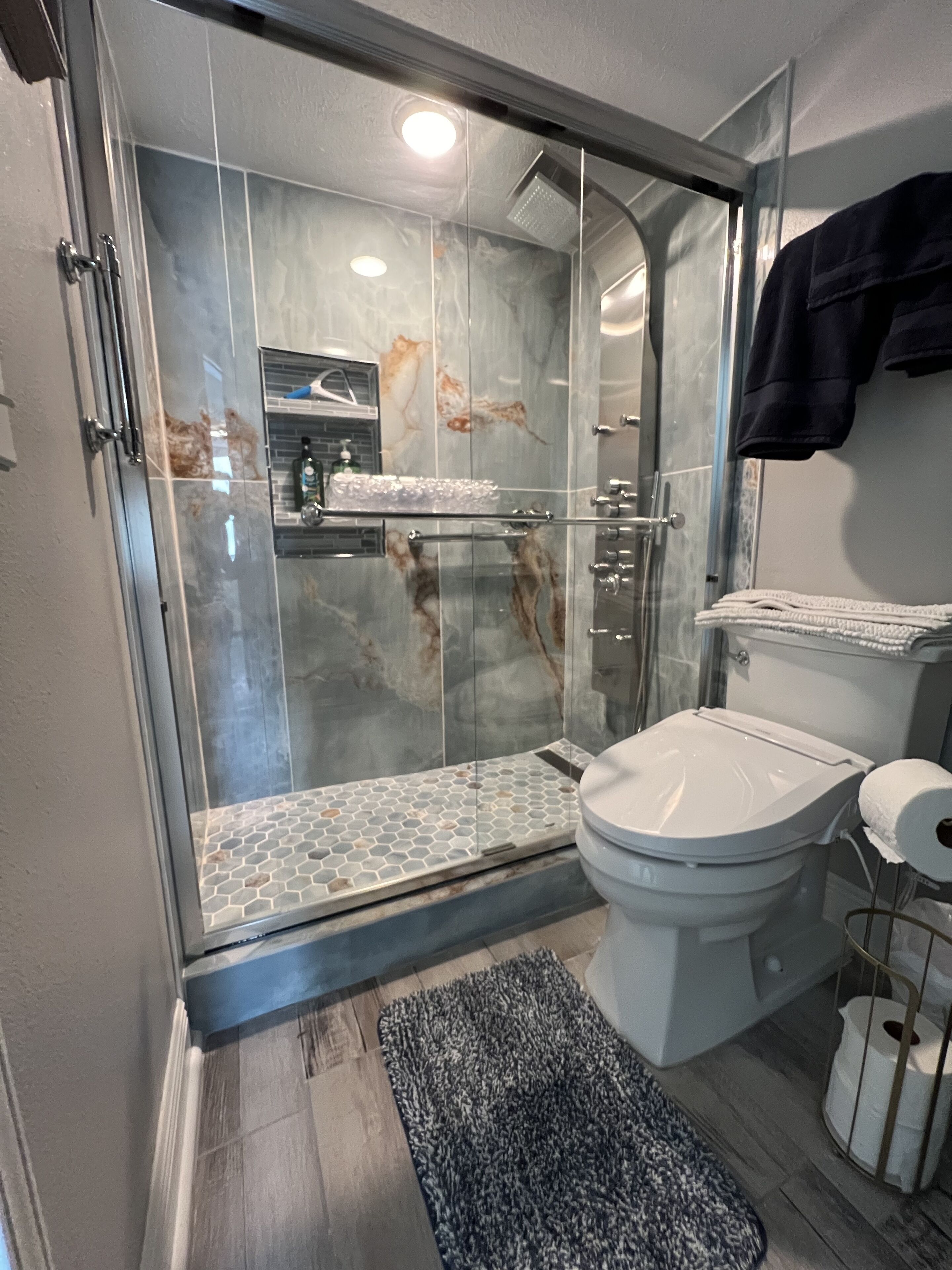 Kombinert dusj/badekar, boblebad, hårføner og bidé