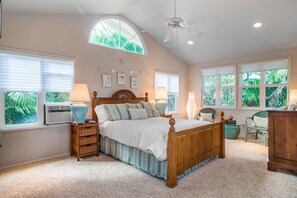 3 soverom, skrivebord, strykejern/-brett og reiseseng for barn