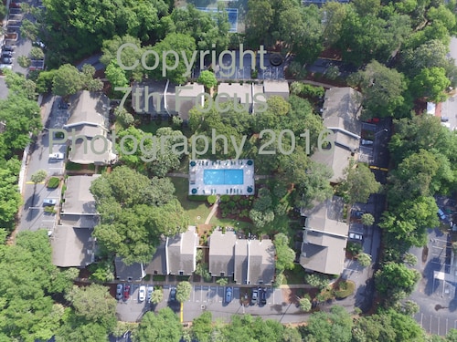 4 Bedroom w/pool in Downtown Hilton Head - walk to beach, shops and dining!