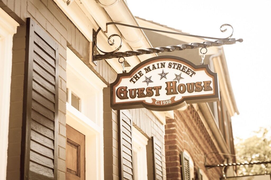 Charming Cottage on Main St. in Historic St. Charles! Jetted Tub, 2 Fireplaces!!