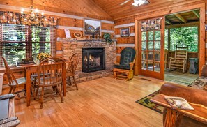 TV, fireplace - JOYFUL MEMORY ~ HOT TUB ~ ONLY 6 MILES FROM THE MAIN STRIP (Sevierville TN)