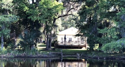 Lakefront Cottage,Boating, Fishing, pet friendly, internet