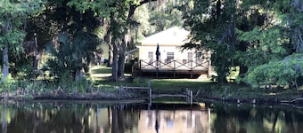 Lakefront Cottage,Boating, Fishing, pet friendly, internet