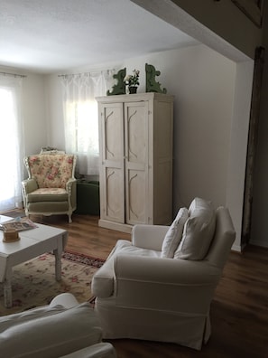 Smart TV, fireplace, DVD player