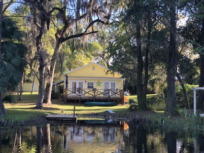 Lakefront Cottage,Boating, Fishing, pet friendly, internet