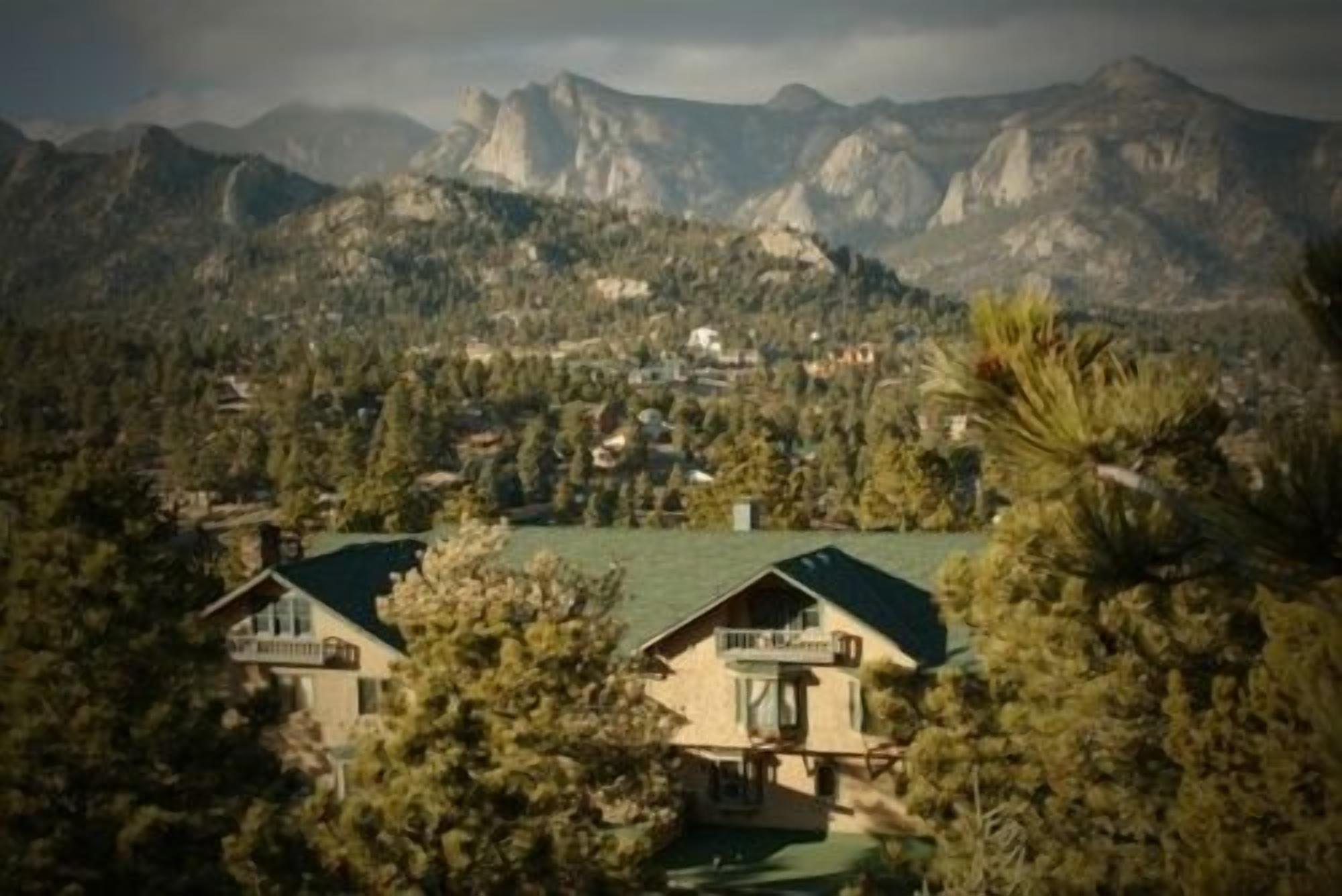 STUDIO- HISTORIC CRAGS LODGE~ 5 MINS TO TRAMWAY, GREAT LOCATION! WALKING TRAILS