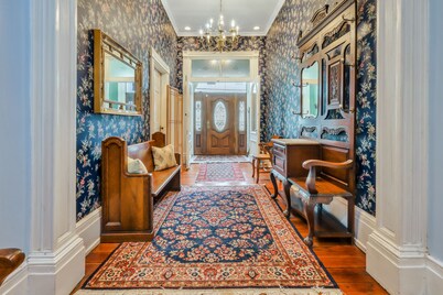 Isaiah Davenport-built Historic Row House, Near River St, Sleeps 14