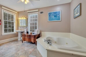 Combined shower/tub, jetted tub, hair dryer, towels