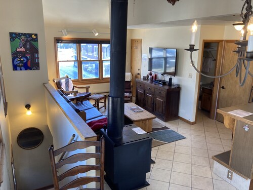 2 Bed 2 Bath, parking, convenience of Downtown CB on a Budget. Pets! Shuttle!
.
