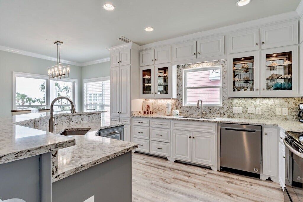 冷蔵庫、電子レンジ、オーブン、コンロ