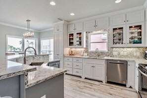 Fridge, microwave, oven, stovetop - Eagle's Nest | Beachside 14 | Orange Beach, AL (Orange Beach)