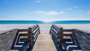 På stranden och solstolar