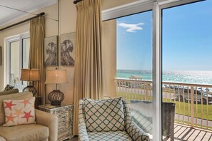 TV, DVD-spiller, bøker og stereoanlegg