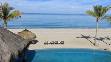 Plage, chaises longues, serviettes de plage