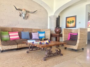 Smart-TV, Kamin, Bücher, Stereoanlage